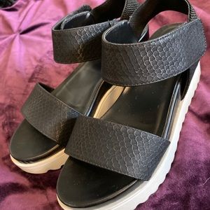 SODA women’s platform sandal